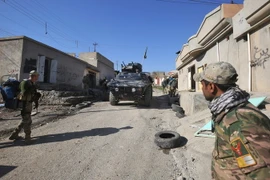 Lực lượng an ninh Iraq triển khai tại làng al-Buseif, phía nam Mosul trong cuộc tấn công nhằm giải phóng khu vực phía Tây thành phố này ngày 21/2. (Nguồn: AFP/TTXVN)