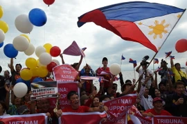 Các nhà hoạt động Philippines vui mừng sau phán quyết của Tòa Trọng tài ở Lahay trong cuộc tuần hành tại Manila. (Nguồn: AFP/TTXVN)