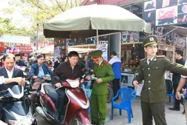 Trông giữ xe miễn phí tại Phủ Tây Hồ. (Ảnh: Doãn Tấn/TTXVN)