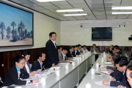 Ông Phạm Văn Thư (người đứng) nhận khuyết điểm trước Ủy ban Kiểm tra Tỉnh ủy Hải Dương. (Ảnh: Mạnh Tú/TTXVN)