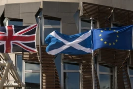Cờ xứ Scotland (giữa), cờ Liên hiệp Vương quốc Anh (trái) và cờ Liên minh châu Âu tại trụ sở Nghị viện Scotland ở Edinburgh ngày 27/6/2016. (Nguồn: AFP/TTXVN)