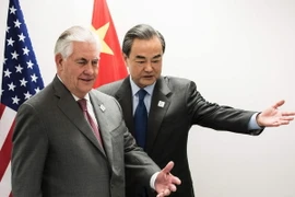 Ngoại trưởng Mỹ Rex Tillerson (trái) và Bộ trưởng Ngoại giao Trung Quốc Vương Nghị (phải) trước cuộc hội đàm tại Bonn ngày 17/2. (Nguồn: AFP/TTXVN)