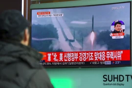 Người dân Hàn Quốc theo dõi trên truyền hình về vụ thử tên lửa của Triều Tiên tại nhà ga ở Seoul ngày 12/2. (Nguồn: AFP/TTXVN)