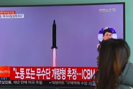 Người dân Hàn Quốc theo dõi trên truyền hình về vụ thử tên lửa của Triều Tiên tại nhà ga ở Seoul ngày 12/2. (Nguồn: AFP/TTXVN)