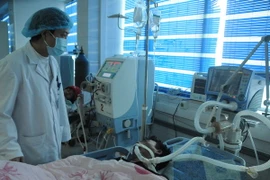 Một nạn nhân ngộ độc rượu được cấp cứu tại Bệnh viện Đa khoa tỉnh Lai Châu trước đó. (Ảnh: Công Hải/TTXVN)