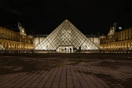 Bên ngoài Viện bảo tàng Louvre ngày 3/2. (Nguồn: AFP/TTXVN)