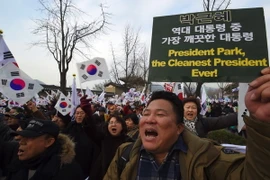 Người ủng hộ bà Park Geun-hye tuần hành tại Seoul, phản đối quyết định luận tội bà ngày 17/12/2016. (Nguồn: AFP/TTXVN)