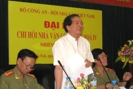 Nhà thơ Hữu Thỉnh phát biểu tại đại hội (Ảnh: Thúy Mơ/Vietjnam+)