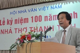 Nhà thơ Đỗ Hàn phát biểu trong lễ kỷ niệm 100 năm ngày sinh nhà thơ Thanh Tịnh. (Ảnh: Nguyễn Thủy/TTXVN) 