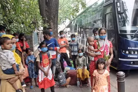 Người dân đeo khẩu trang phòng lây nhiễm COVID-19 tại Bangalore, Ấn Độ. (Ảnh: THX/TTXVN)
