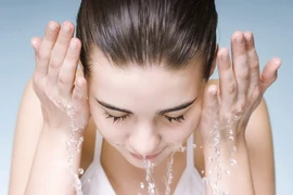 8 bí quyết dành cho người đang đau đầu vì mụn đầu trắng