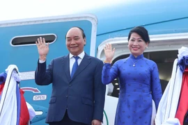 Lễ tiễn Chủ tịch nước Nguyên Xuân Phúc và Phu nhân tại Sân bay Quốc tế Wattay. (Ảnh: Thống Nhất/TTXVN)