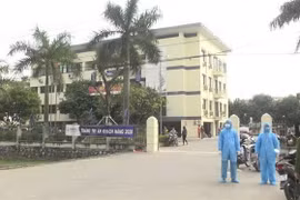 Lực lượng chức năng tiến hành các biện pháp y tế kịp thời tại Điện lực Cẩm Giàng trong sáng 5/2, sau khi có thông tin về ca F0 tại đơn vị này. (Ảnh: Mạnh Minh/TTXVN)