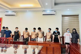 Các đối tượng sử dụng trái phép chất ma túy bị công an bắt giữ. (Ảnh: TTXVN phát)