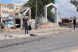 Hiện trường một vụ đánh bom tại Mogadishu, Somalia. (Ảnh: THX/TTXVN)