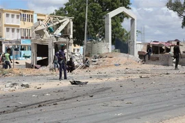 Hiện trường một vụ đánh bom tại Mogadishu, Somalia. (Ảnh: THX/TTXVN)