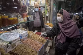 Người dân đeo khẩu trang phòng lây nhiễm COVID-19 tại một khu chợ ở Tehran, Iran. (Ảnh: THX/TTXVN)