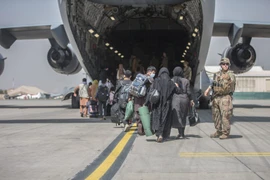 Máy bay chở hàng trăm công dân Afghanistan đã đến Hungary