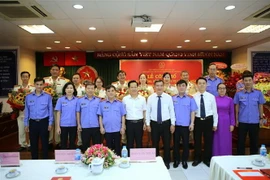 Đại diện lãnh đạo Viện kiểm sát nhân dân tối cao, Ban nội chính Thành ủy Thành phố Hồ Chí Minh, UBND thành phố Thủ Đức tham dự buổi lễ. (Ảnh: Thành Chung/TTXVN)