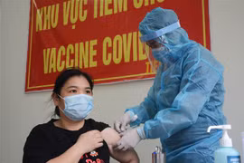 Nhân viên y tế tiêm vaccine phòng COVID-19 tại Bệnh viện Phổi Đà Nẵng. (Ảnh: Văn Dũng/TTXVN)