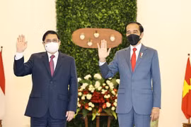 Thủ tướng Phạm Minh Chính và Tổng thống Indonesia Joko Widodo. (Ảnh: Dương Giang/TTXVN)