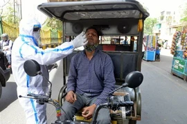 Nhân viên y tế lấy mẫu xét nghiệm COVID-19 cho người dân tại New Delhi, Ấn Độ. (Ảnh: THX/TTXVN)