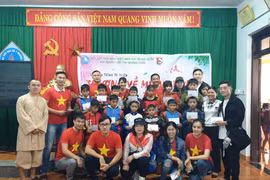 Lưu học sinh Việt tại Trung Quốc trao quà tết cho người dân Trà Leng