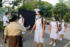 Kiểm tra thân nhiệt phòng lây nhiễm COVID-19 tại một trường học ở Colombia, Sri Lanka, ngày 25/1/2021. (Ảnh: THX/TTXVN)