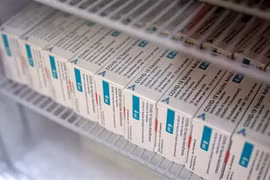 Vaccine phòng COVID-19 của AstraZeneca/Oxford. (Ảnh: AFP/TTXVN)
