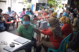 Nhân viên y tế tiêm vaccine phòng COVID-19 cho người dân tại Jakarta, Indonesia. (Ảnh: THX/TTXVN)