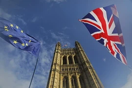 Cờ EU (trái) và Anh (phải) tại London, Anh. (Ảnh: AFP/TTXVN)