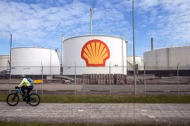 Tòa án Hà Lan yêu cầu Royal Dutch Shell giảm 45% lượng khí thải carbon