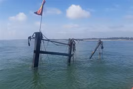 Quảng Trị cứu 5 thuyền viên trên tàu cá bị cháy và chìm xuống biển