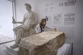 Phát hiện phiến đá hiếm đánh dấu ranh giới của thành phố Rome