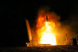 Tàu khu trục USS Monterey phóng tên lửa tấn công Tomahawk. (Ảnh: AFP/TTXVN)