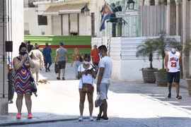 Người dân đeo khẩu trang phòng dịch COVID-19 tại La Habana, Cuba. (Ảnh: THX/TTXVN)