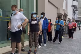 Hong Kong lại áp dụng chính sách kiểm dịch nghiêm ngặt nhất thế giới