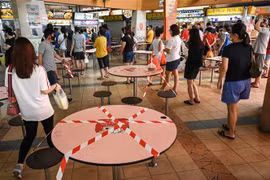 Singapore phục hồi kinh tế từ suy thoái nhưng vẫn tiềm ẩn nhiều rủi ro