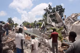 Khách sạn Manguier bị đổ sập sau trận động đất ở Les Cayes, Haiti, ngày 14/8. (Ảnh: AFP/TTXVN)
