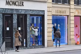 Một cửa hàng thời trang ở London, Anh. (Ảnh: AFP/TTXVN)