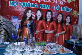 Ngời sắc Xuân, rộn ràng Tết Việt trên đất nước Triệu Voi