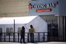 Quang cảnh bên ngoài một nhà hàng tại Washington DC., Mỹ. (Ảnh: THX/TTXVN)
