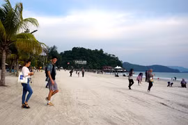 COVID-19: Malaysia thí điểm thành công việc mở cửa hòn đảo du lịch 