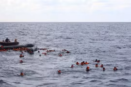 Hơn 100 người di cư được cứu trong vụ lật thuyền ngoài khơi Libya 