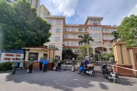 [Video] Dừng xét nghiệm COVID-19 khi xảy ra tình trạng chen lấn