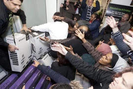 Biểu tình phản đối hành vi mua sắm quá đà dịp Black Friday tại Anh