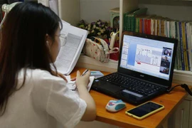 [Video] Một số trường học tại Hà Nội nỗ lực thi học kỳ online