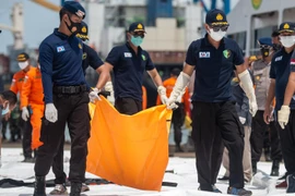 Lực lượng cứu hộ chuyển thi thể nạn nhân trong vụ tai nạn máy bay của hãng hàng không Sriwijaya Air, tại cảng Tanjung Priok ở Jakarta, Indonesia ngày 11/1/2021. (Ảnh: THX/TTXVN)
