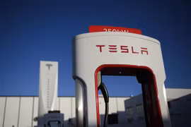 Tesla lo thiếu nhân viên làm việc cho nhà máy mới sản xuất xe tải