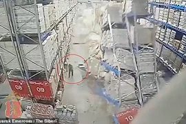 Một thanh niên thoát chết thần kỳ dù bị hàng ngàn chai vodka vùi lấp